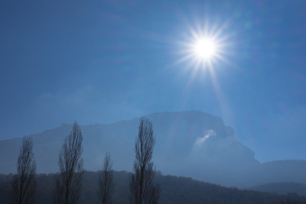 日出越过山脉，Beriain山或圣多纳托，在萨卡纳山谷图片下载