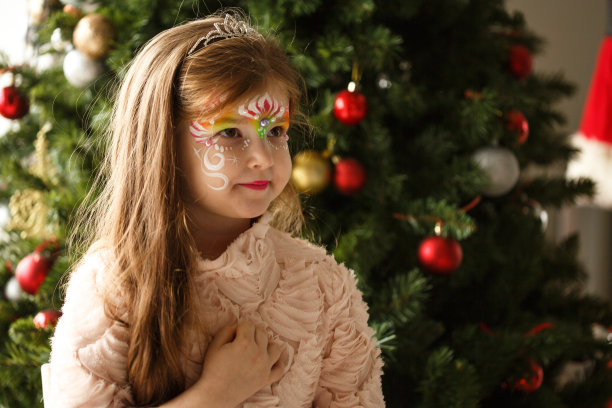 在圣诞树前许愿图片下载