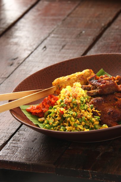 巴厘岛餐烤排骨，海鲜沙嗲，长豆沙拉和姜黄饭图片下载