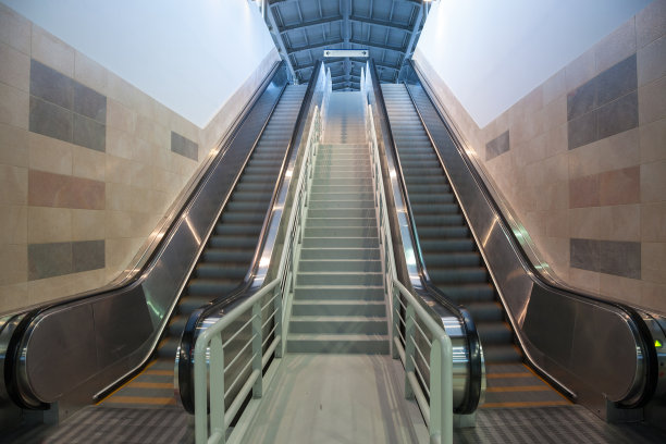 火车站里从地下到站台运行中的自动扶梯图片下载