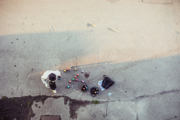 涂鸦艺术家和他的喷雾罐图片下载