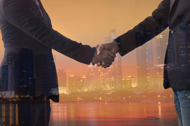 谈判和商业成功概念，商人握手或连接交易和协议伙伴后握手，混合媒体图片下载