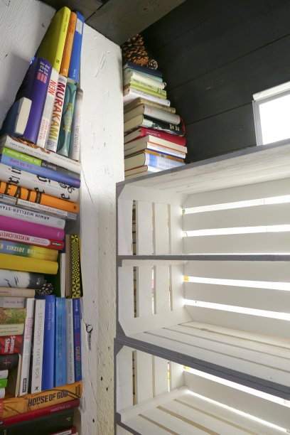 白色的书架图片下载