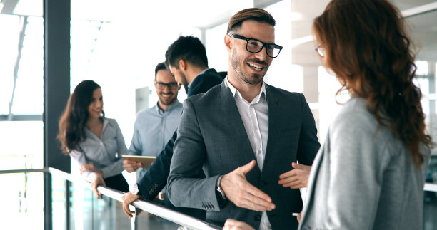 商务人士在现代化的会议室开会图片下载