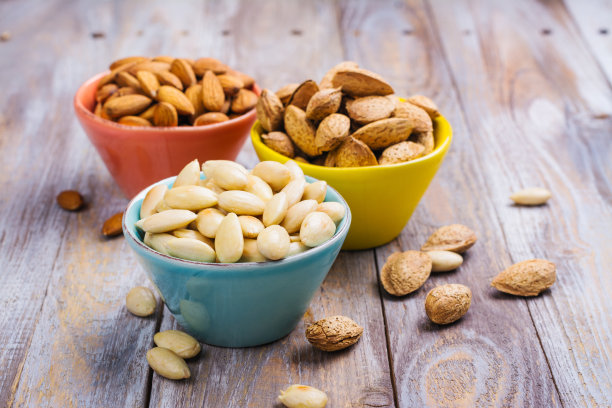 杏仁-去皮、油炸、未去皮和带壳杏仁图片下载