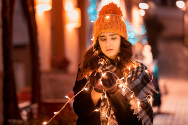长得像圣诞树的女孩图片下载