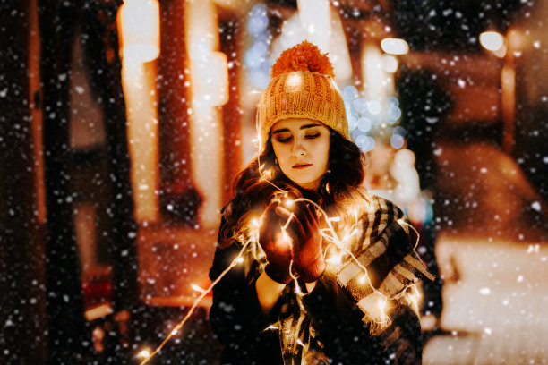 长得像圣诞树的女孩图片下载