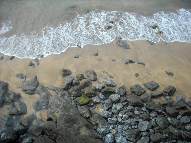 西班牙Bizkaia Lekeitio附近的岩石、海滩和海浪图片下载