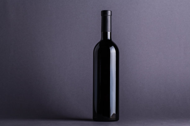 灰色上放着一瓶红酒图片下载