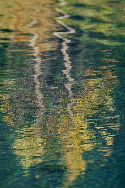 宁静的水反射的抽象背景素材图片