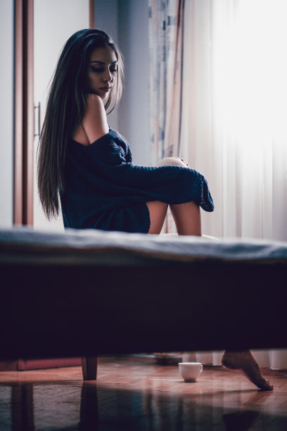 性感的年轻女性在她的卧室喝早上的咖啡图片下载