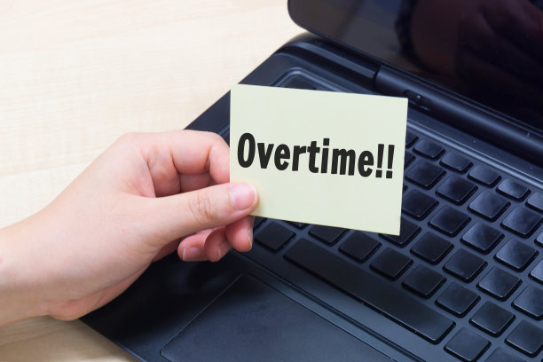 经营理念。手持便签，写上“加班”提醒。图片下载