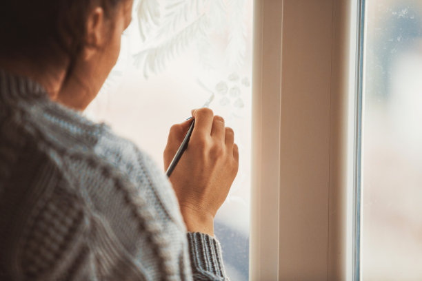 窗户玻璃上的绘画图片下载