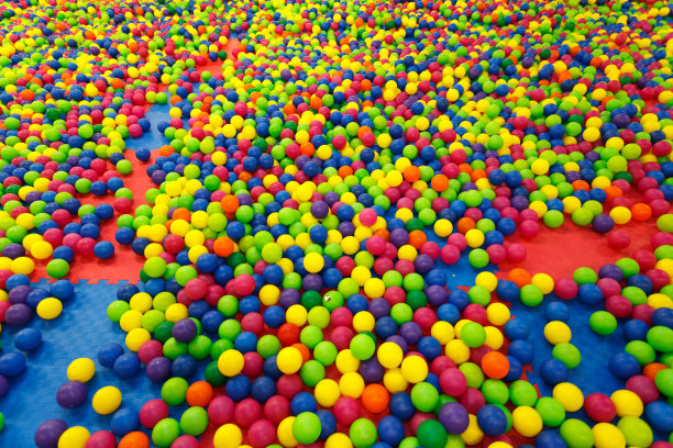 操场上的彩球图片下载