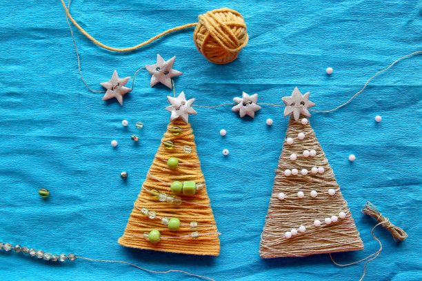 用蓝色皱纸手工制作的圣诞树。图片下载