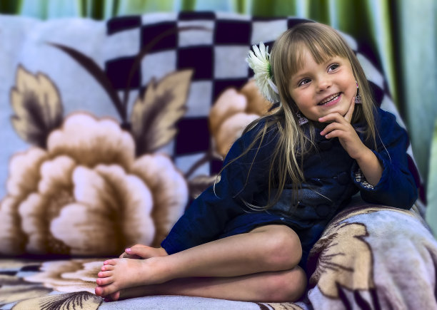 这个快乐的孩子在沙发上摆好姿势图片下载