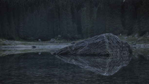 意大利美丽的山湖图片下载