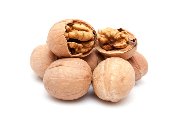 白色背景上孤立的核桃图片下载