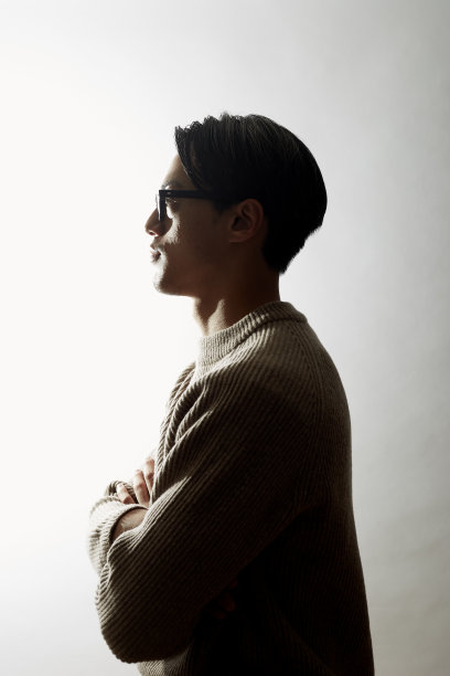 一个年轻人的背光剪影图片下载