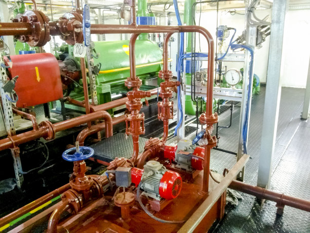 泵站内用于泵送流体的设备。石油行业。泵和门闩。阀门和管道。图片下载