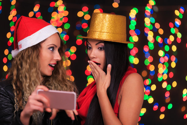 欢乐的女人在新年派对上自拍图片下载