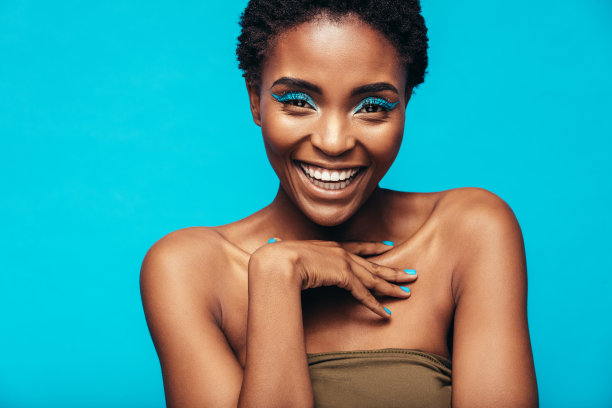 美丽的非洲女人与生动的化妆素材图片