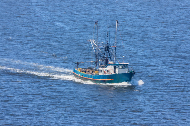 巴西里约热内卢瓜纳巴拉湾的一艘渔船图片下载