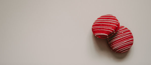 庆祝平铺概念为圣诞和新年活动甜蛋糕安排在餐桌上与孤立的背景图片下载