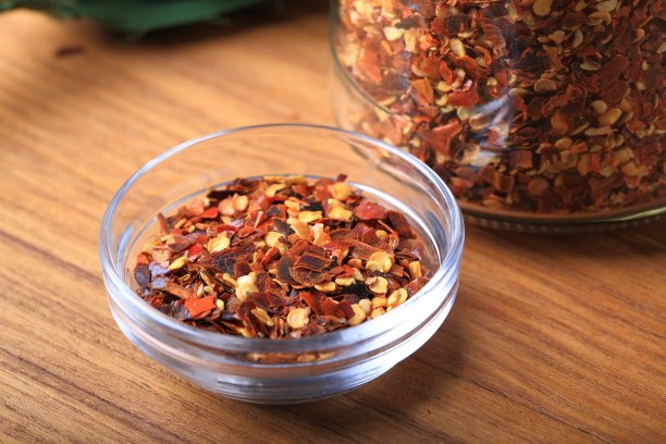 红辣椒片放在碗里素材图片