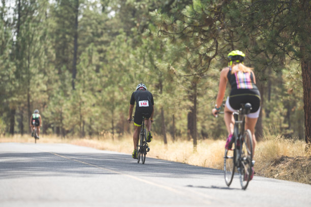 三个骑自行车的铁人三项运动员图片下载