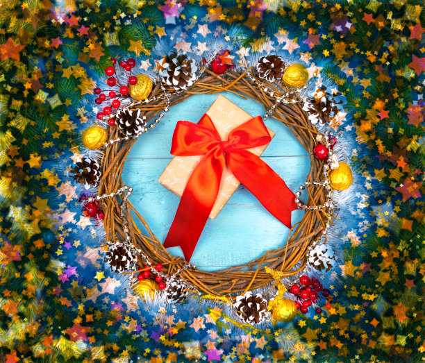 圣诞美丽的花圈放在木桌上，新年的装饰，图片下载