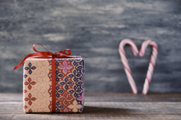 温馨的礼物和心形拐杖糖图片下载