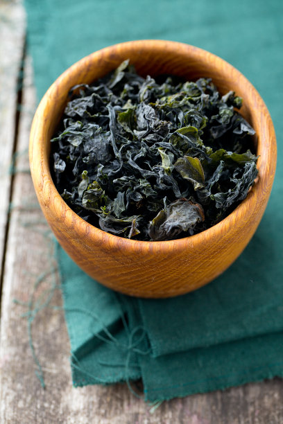 干海带在碗中孤立白色图片下载