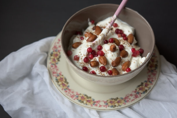 有营养的食物，奶酪，酸奶，蔓越莓和杏仁图片下载