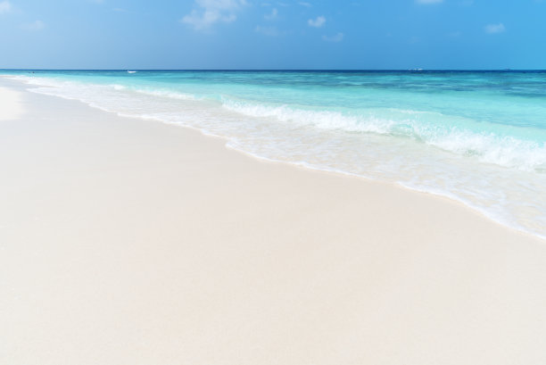 海浪涌向海岸图片下载