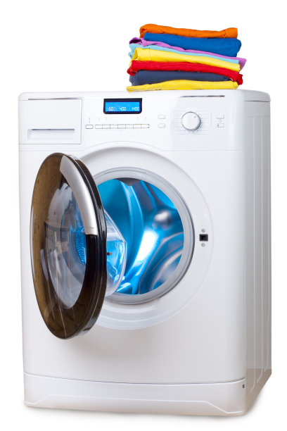洗衣机上一堆五颜六色的衣服图片下载