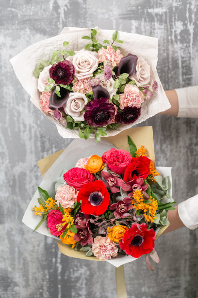 女人手里拿着两束美丽的豪华混合鲜花。花店花匠的工作素材图片