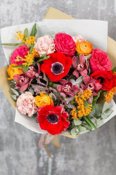 彩色背景的花。花店花匠的工作素材图片