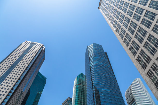 低角度的现代金属摩天大楼图片下载