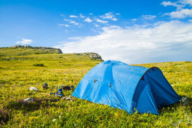 高山草甸景观中的帐篷图片下载