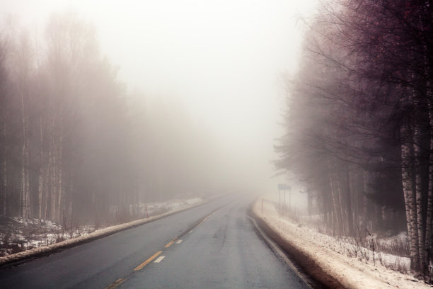 一条废弃的公路在雾中图片下载