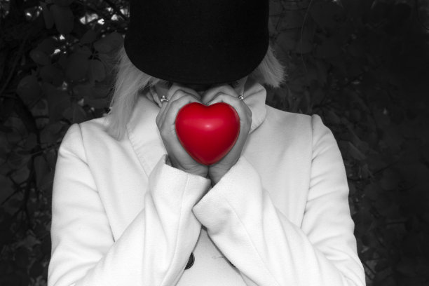 女孩藏起她的脸，捂着她的心，黑与白图片下载