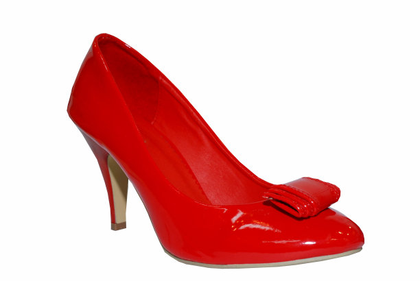 红色皮革高跟鞋孤立在白色背景。图片下载