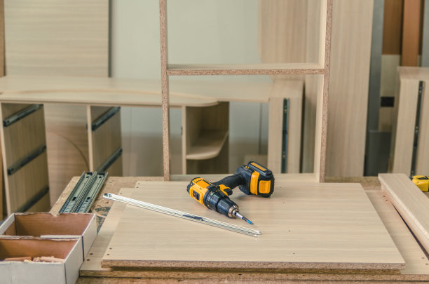 组装家具的特写镜头图片下载