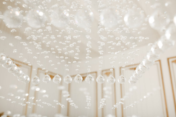 水晶吊灯的特写照片。魅力背景与复制空间。豪华的室内图片下载