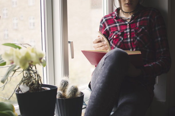 女人在看书图片下载