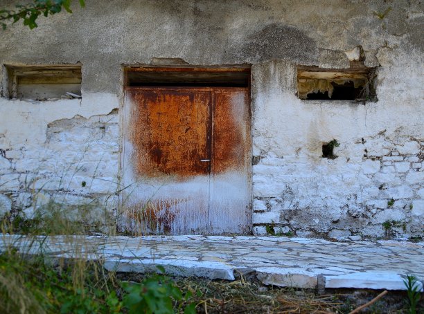 一半白色的门图片下载
