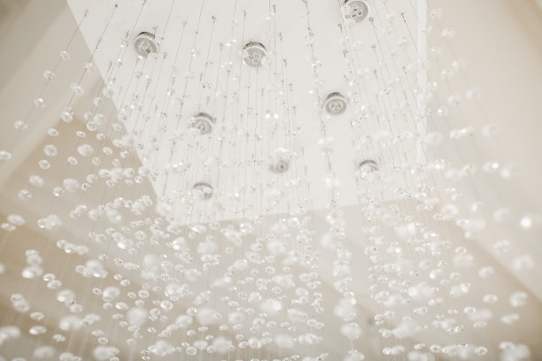 水晶吊灯的特写照片。魅力背景与复制空间。豪华的室内图片下载