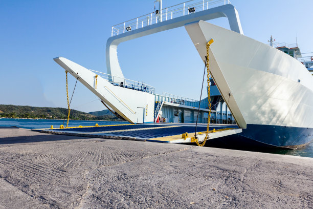 渡船靠岸，大门降低，缺口图片下载