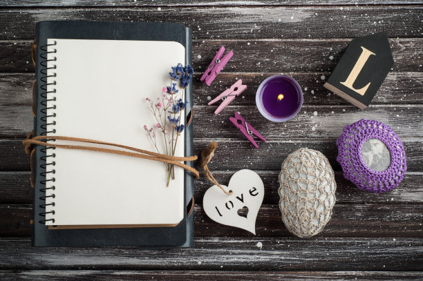 空笔记本，钩针卵石镇纸图片下载